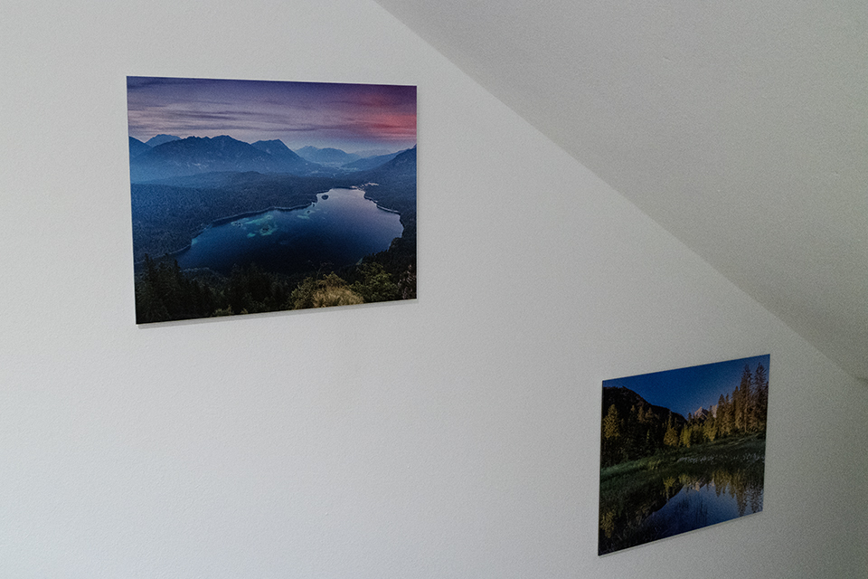 Kleine Bilder an der Wand